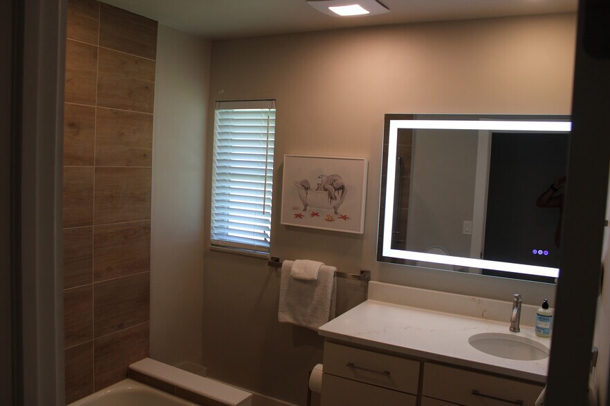 Building Photo - 229 Palm Is NW