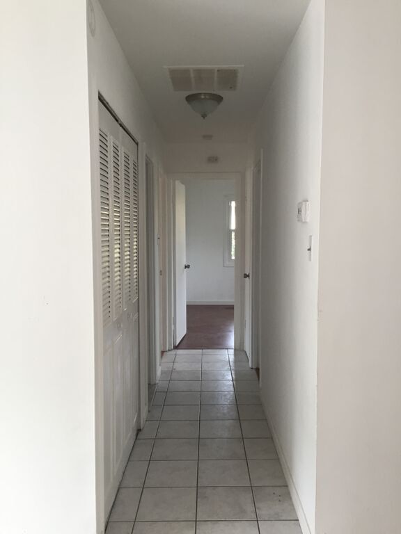 Building Photo - 3 Bed 2 bath Kensignton Rancher