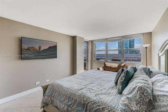 Building Photo - 6039 Collins Ave