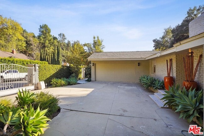 Building Photo - 1323 Roscomare Rd