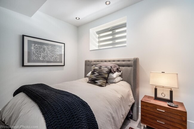 Building Photo - 2041 W Cuyler Ave