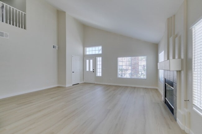 Building Photo - Stunning 3 Bedroom, 2.5 Bathroom Home in E...
