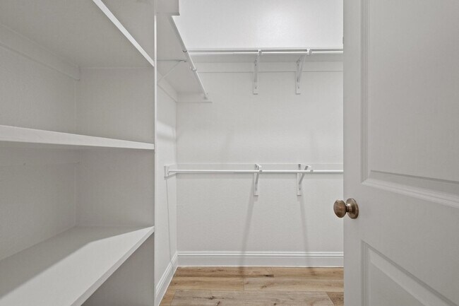 Building Photo - 7822 Cottonwood Dr