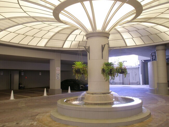 Building Photo - Short term ONLY Amazing 2/2 condo in the heart of downtown Sarasota with Bay View!