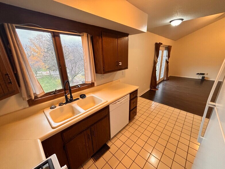 Building Photo - 710 S Shore Ct