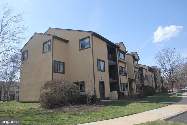 Building Photo - 3121 Sayre Dr