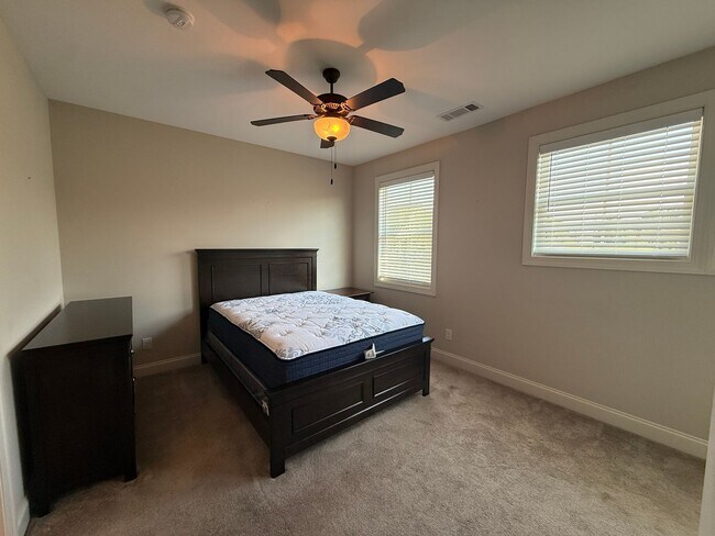 Building Photo - 3855 Academy Dr
