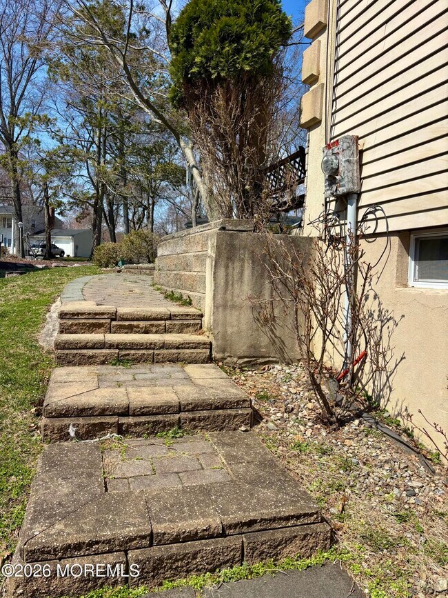 Building Photo - 32 Whitney Dr