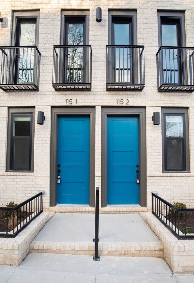 Building Photo - Sleek & Charming Newly Constructed Townhouse in Downtown Fayetteville!