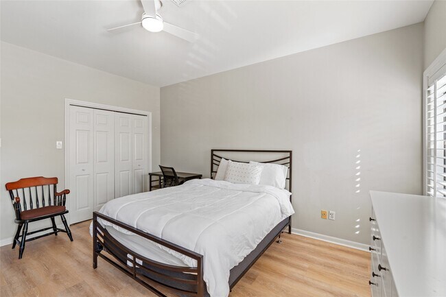 Building Photo - 6732 Vanderbilt St