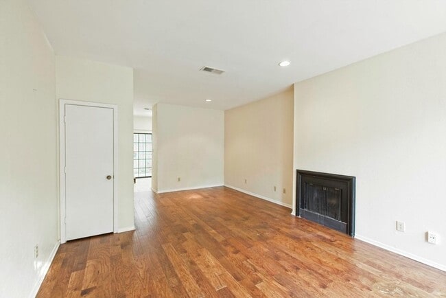 Building Photo - Dallas Townhome with Reserved Parking
