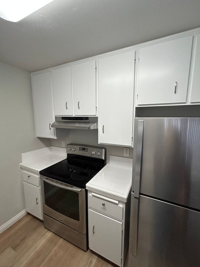 Building Photo - Remodeled Large Upstairs 2 Bedroom/1 Bath ...
