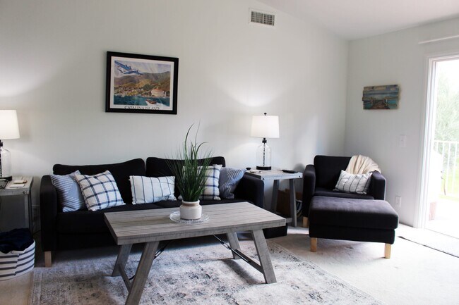 Building Photo - 660 Vista Lago Cir N