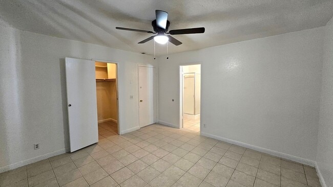 Building Photo - Charming and Comfortable - 4bd / 2bth - Move In Ready Home! Natural Gas and Sewer!