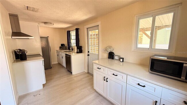 Building Photo - 905 Jones St