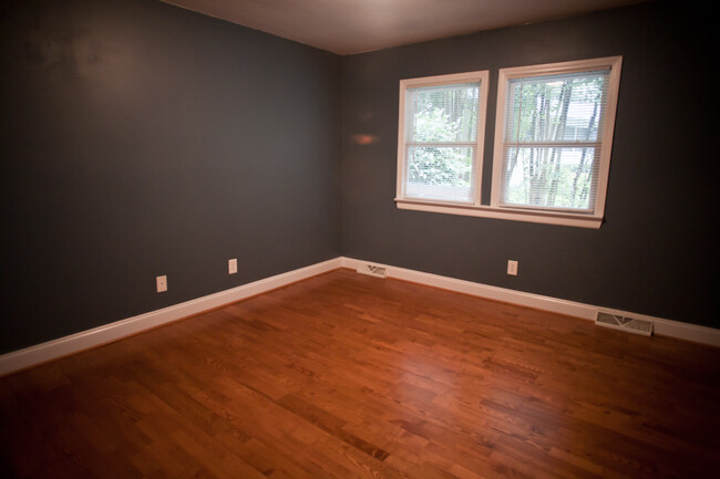 Building Photo - 2 Bedroom Condo just minutes from Carrboro...