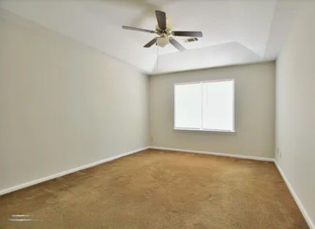 Building Photo - 3 Bedroom 2 Bath- back yard covered patio