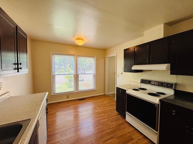 Building Photo - 111 Canterbury Ct