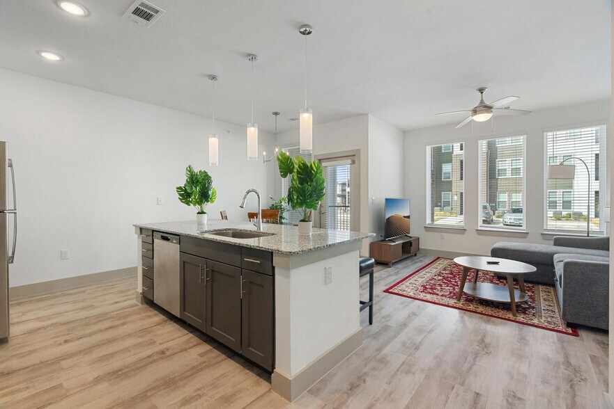 Building Photo - 12100 1/2 Ferrystone Glen Dr