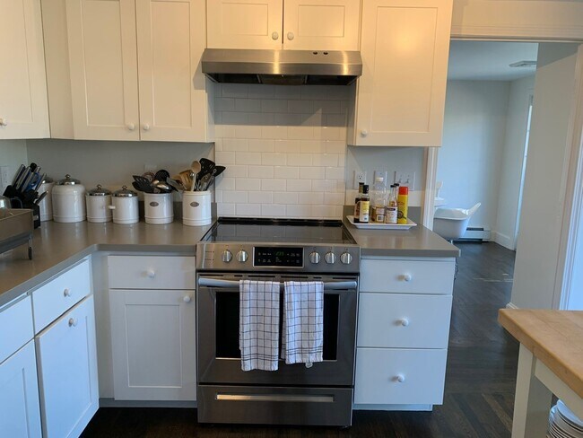 Building Photo - 31 Coggeshall Ave