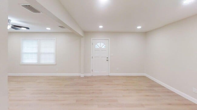 Building Photo - Charming 2 bedroom 1 bath - move in ready