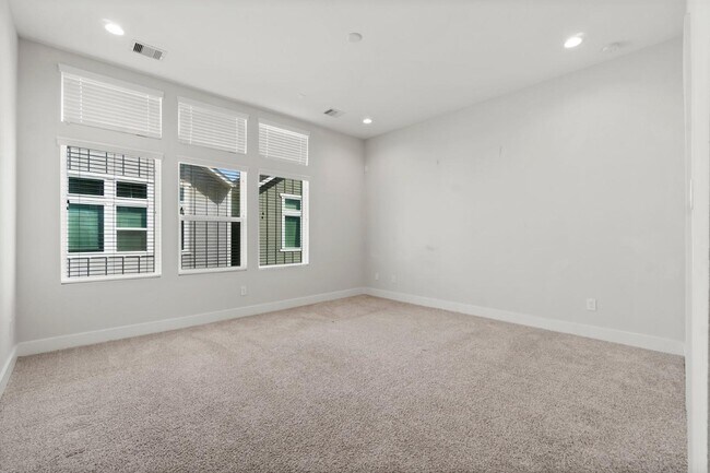 Building Photo - 3362 Pinemont Dr