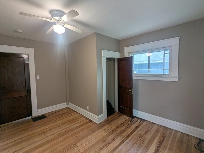 Building Photo - 412 West César E. Chávez Ave. Unit 2