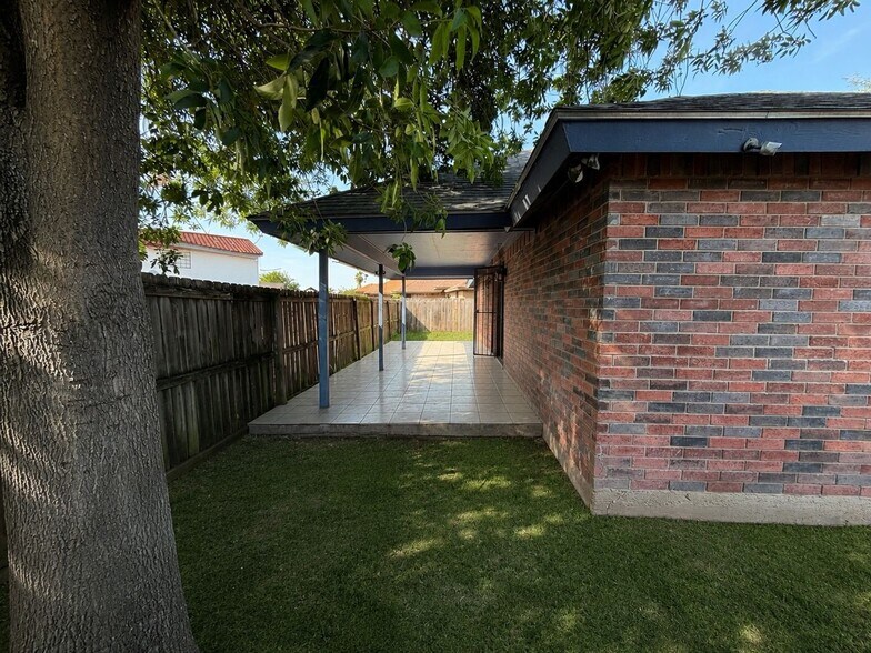 Building Photo - 134 Vis De Golf Vis