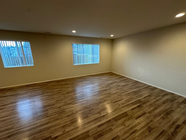 Building Photo - Pet friendly Spacious 4 bedroom + bonus ro...