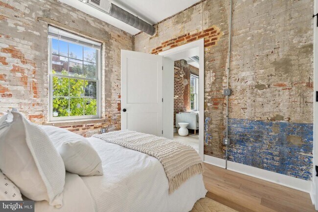 Building Photo - 901 King St