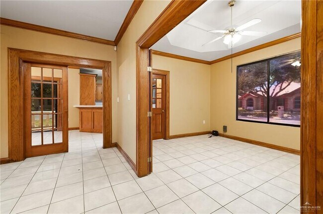 Building Photo - 604 Crystal Dr