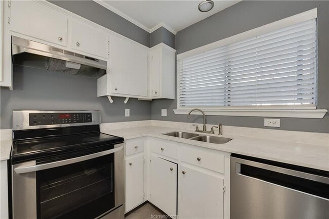 Building Photo - Bryan - 3 Bedroom / 1.5 bathroom / Carport / Back Yard, 2 Story unit.