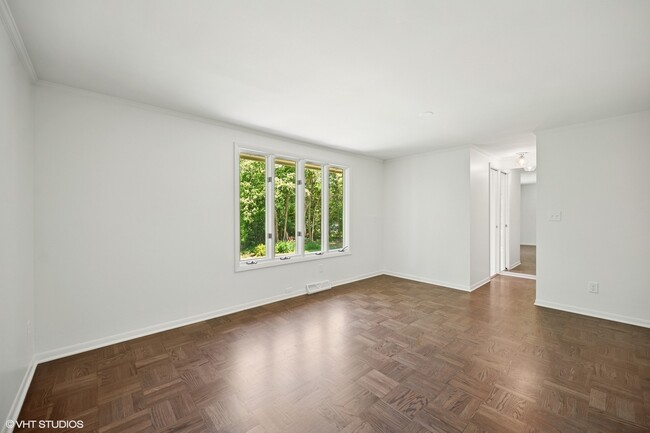 Building Photo - 160 N Forest View Dr