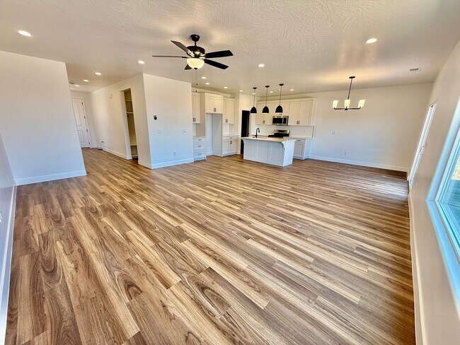 Building Photo - BRAND NEW Four Bedroom Townhome in Desert ...