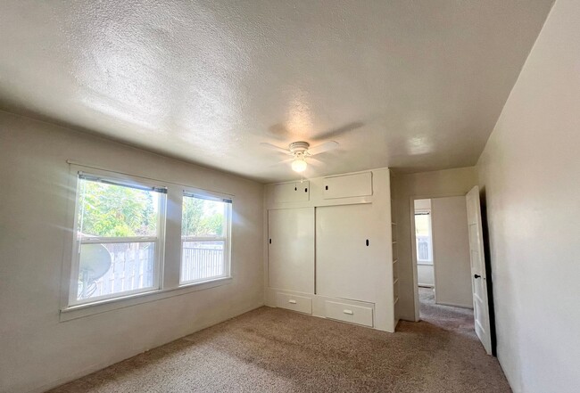 Building Photo - 3 Bedroom House, Available Now!