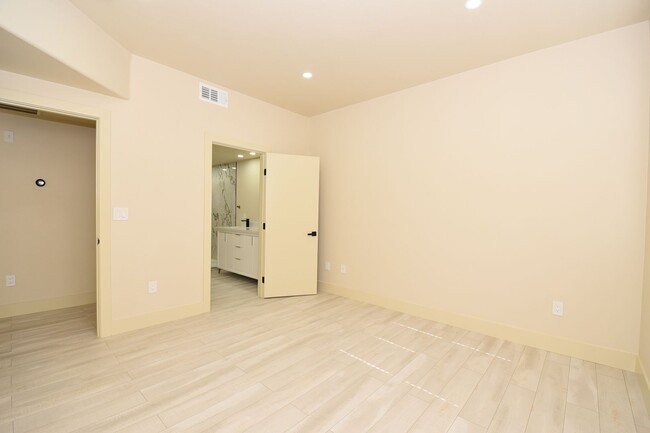 Building Photo - Modern 1-Bedroom Condo in Coronado Palms!