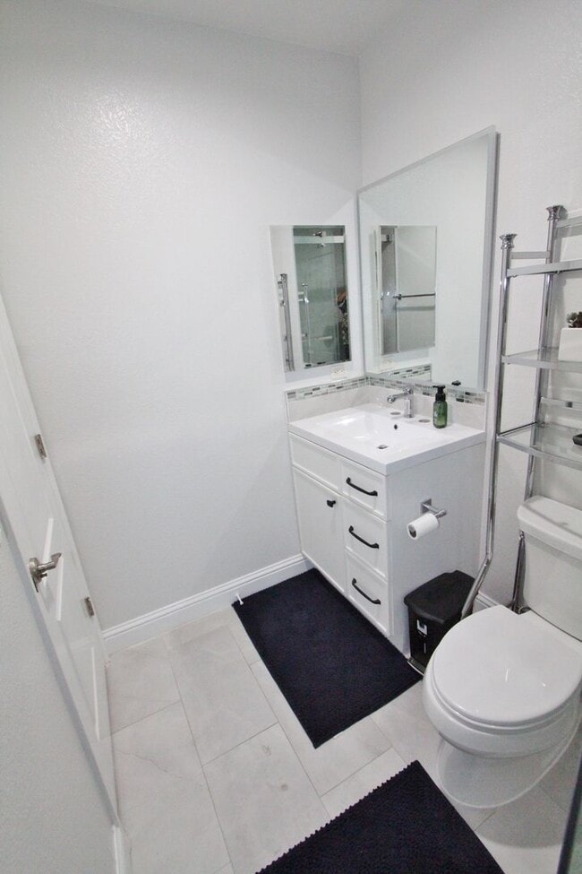 Building Photo - $2,890- GORGEOUS TWO BEDROOM CONDO IN CENTRAL FREMONT BLOCKS FROM BART