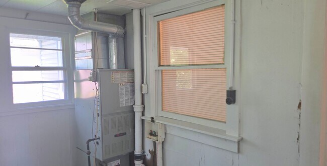 Building Photo - 2 bedroom/1 bathroom for $850!