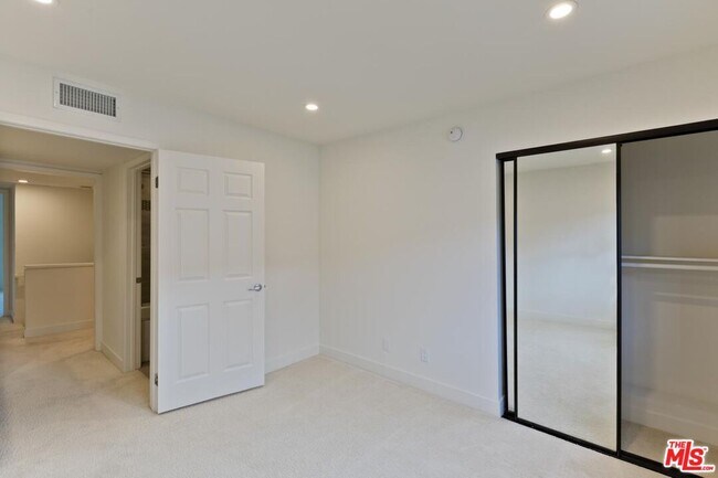 Building Photo - 6930 De Celis Pl