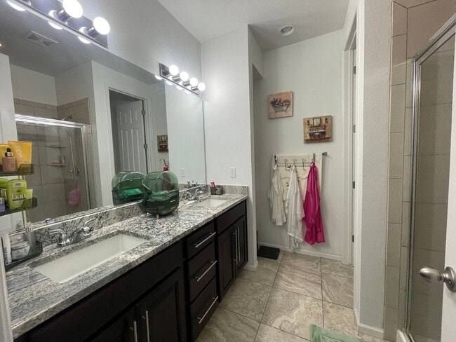 Building Photo - Beautiful Fully Furnished Home