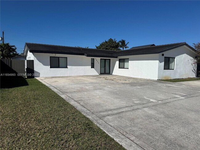 Building Photo - 2832 SW 124th Ct