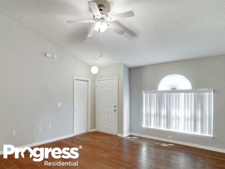 Building Photo - 8448 Oak Crossing Dr W