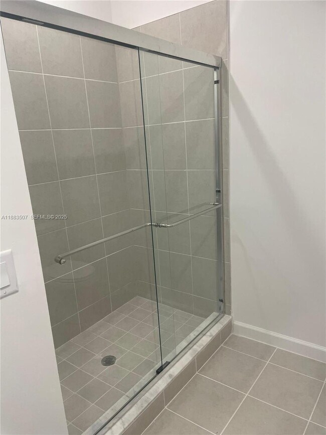 Building Photo - 204 SE 10th St