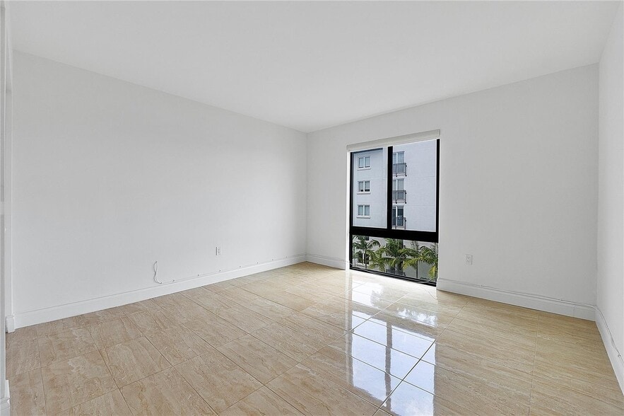 Building Photo - 1600 S Bayshore Ln