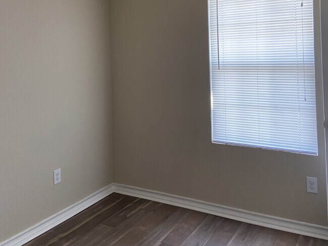 Building Photo - "Spacious 3-Bed Condo with Granite Countertops & 2.5 Baths in Prime San Antonio Location!"