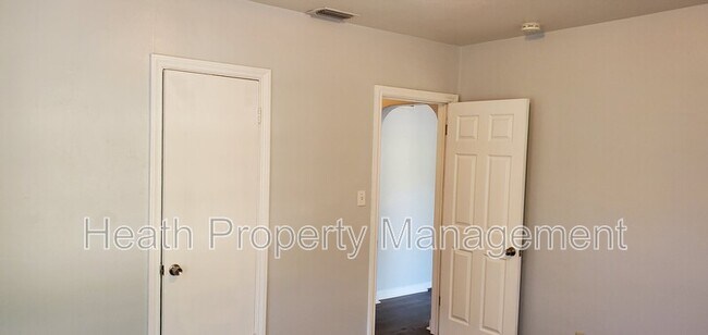 Building Photo - 1425 40th St S