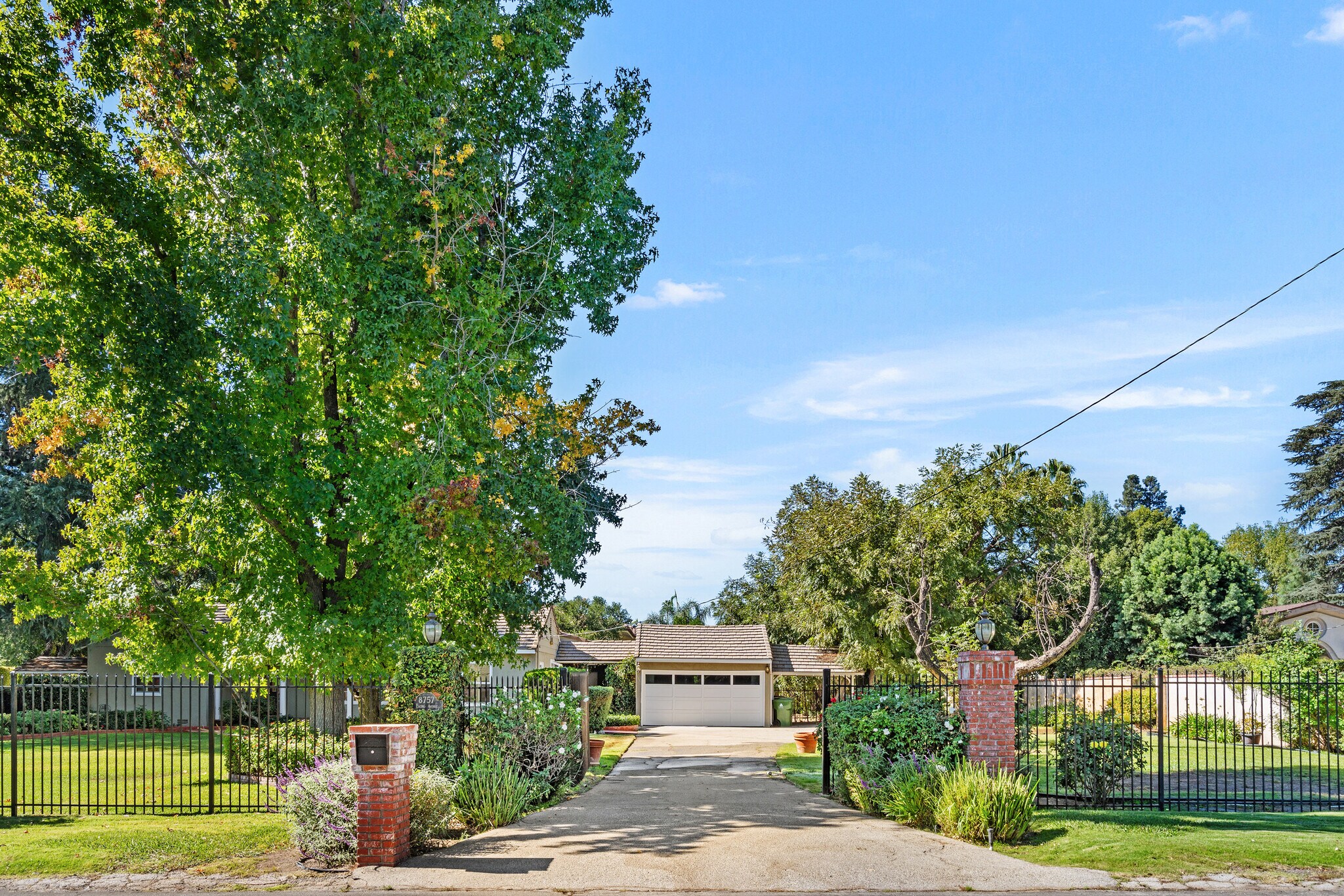 Building Photo - 8757 Encino Ave