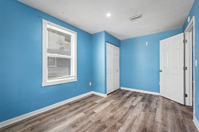 Building Photo - 250 Vernis Ave