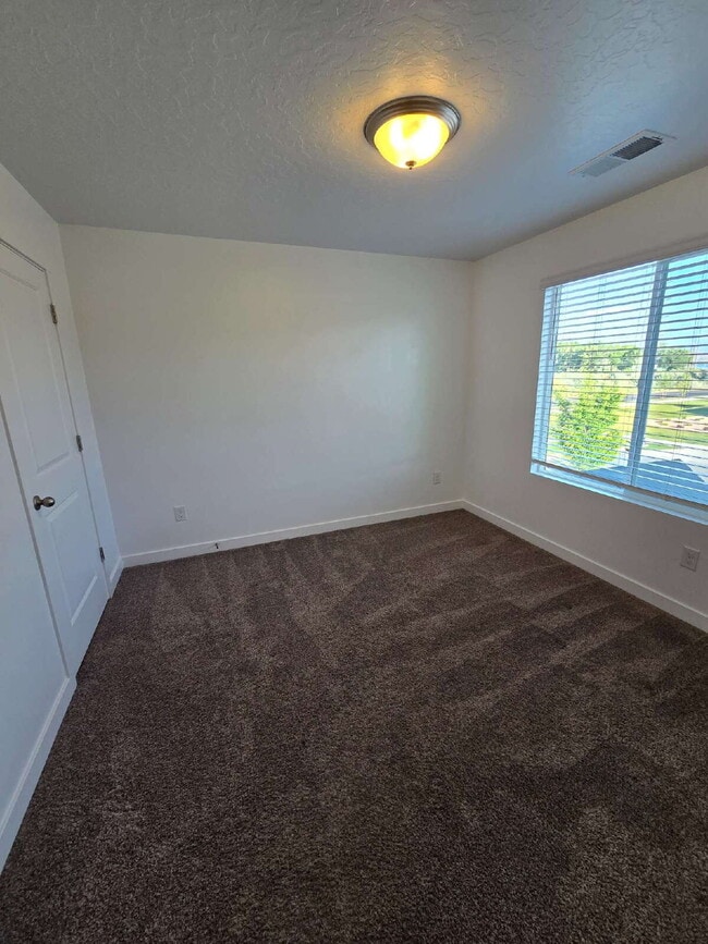 Building Photo - Adorable 4 bedroom Townhome for Rent in No...