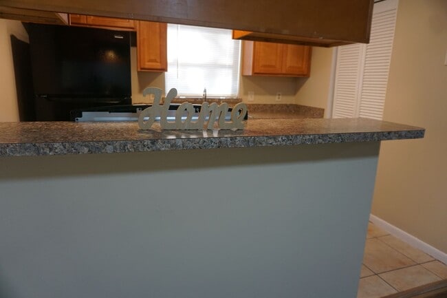 Building Photo - 2 Bedroom End Unit Townhome Near NAS